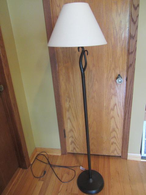 lot 14 image: Floor Lamp