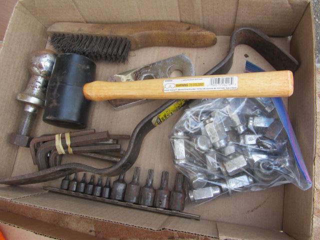 lot 174 image: Lug Nuts, Ball & Bar, Torx Bits, Hex Key