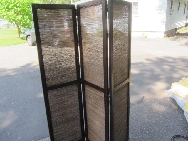 lot 215 image: Privacy Screen