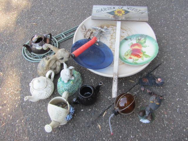 lot 246 image: Garden Decor, Heated Bird Bath