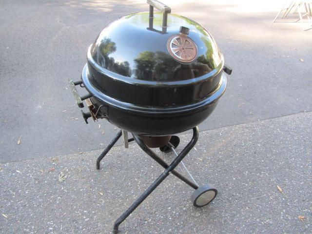 lot 279 image: Weber Charcoal Grill