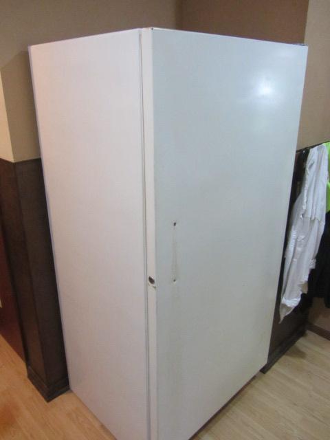 lot 313 image: Montgomery Wards Upright Freezer