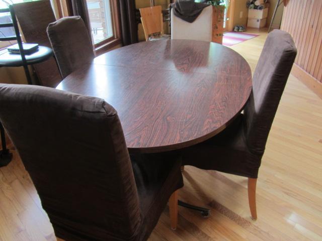 lot 5 image: Dining Table, 4 Chairs