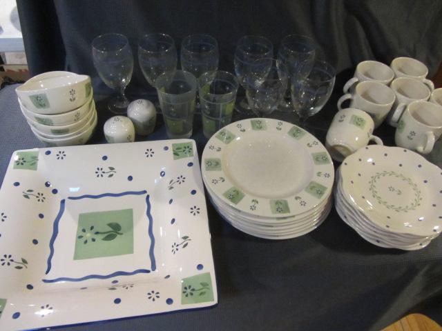 lot 51 image: Pfaltzgraff Clover Hill Floral Dinnerware
