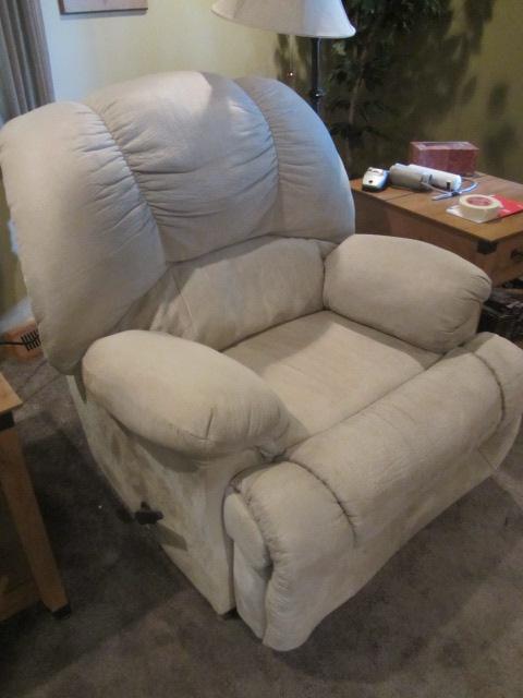lot 8 image: Rocker Recliner
