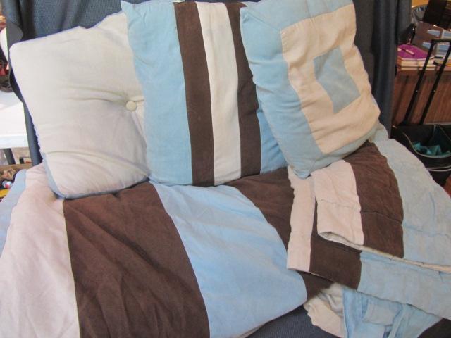 lot 84 image: Comforter & Bed Linens