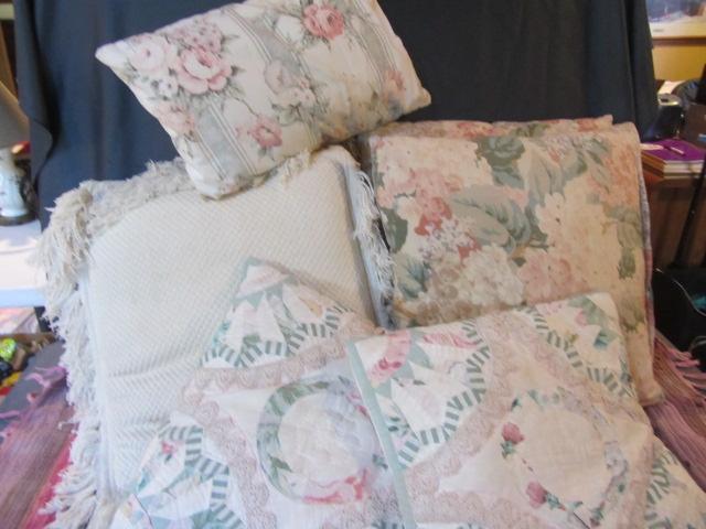 lot 88 image: Accent Pillows, rug