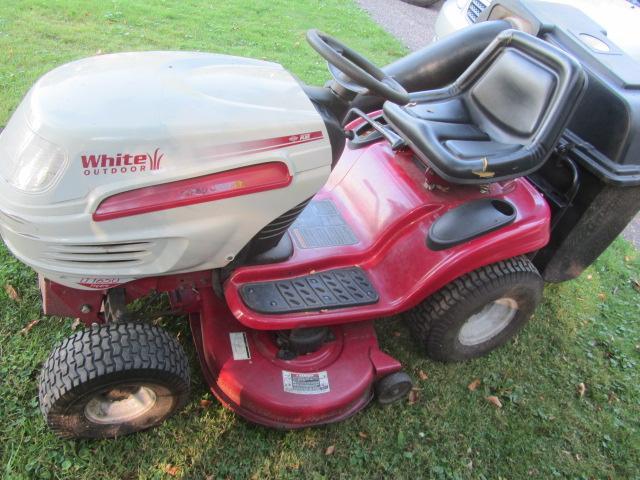 lot 9 image: White 16.5hp Lawn Tractor