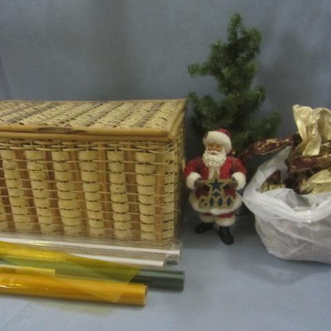 Wicker Trunk, Santa