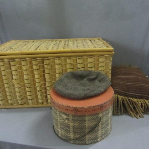 Wicker Trunk, Pillow