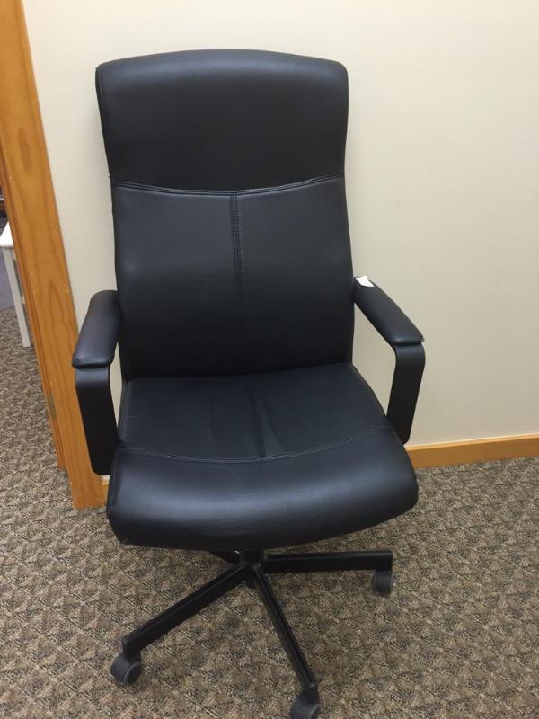 lot 108 image: Black rolling desk chair...