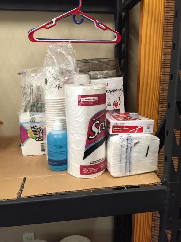 lot 124 image: Lot of napkins,cups,trash bags,tissues,plasti...