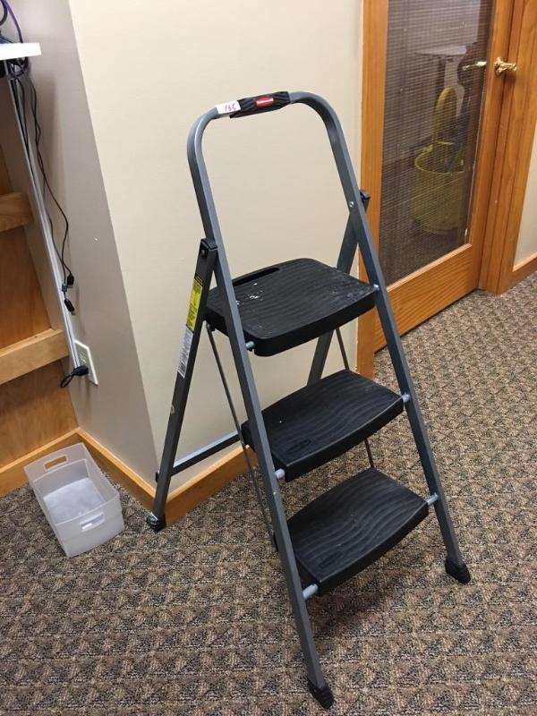 lot 165 image: Rubbermaid step stool...