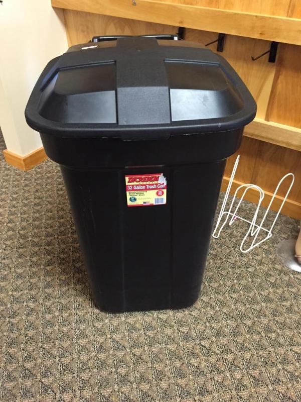 lot 168 image: Incredible Plastic 32 gallon trash can 20x30x...