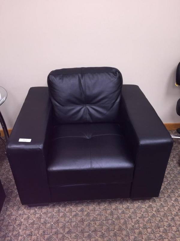lot 50 image: Black leather chair 33x39x30...