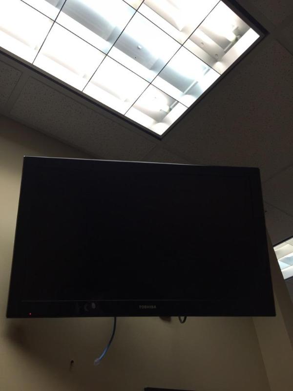 lot 56 image: Toshiba TV approx 33"...