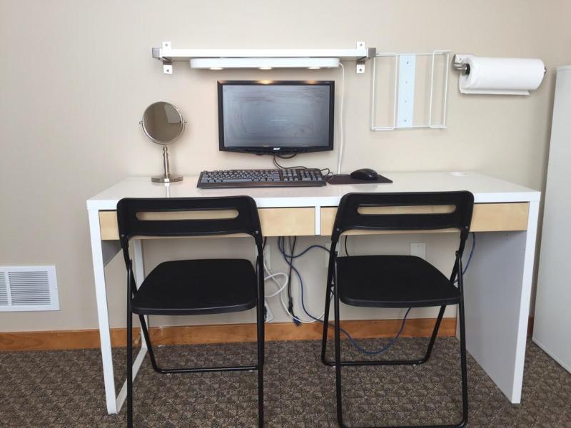 lot 57 image: Acer monitor 18" with Lenovo keyboard &a...