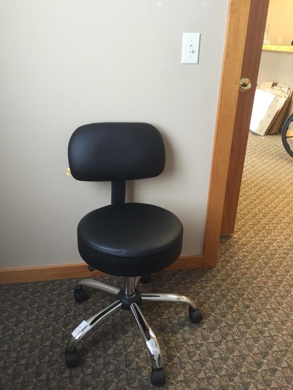 lot 64 image: Black rolling chair...