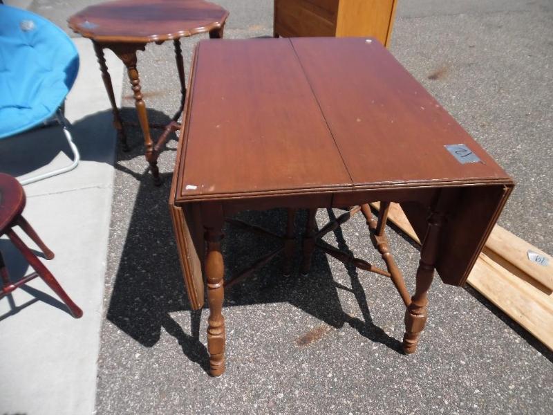 Drop-leaf table