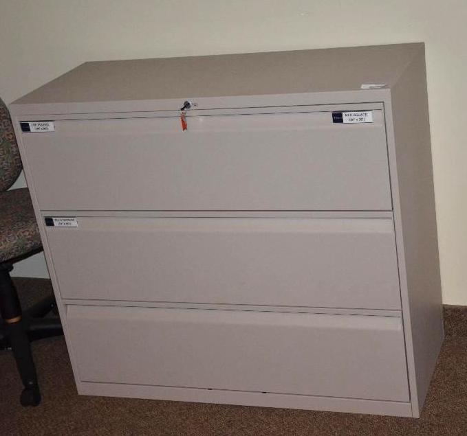 lot 20 image: Metal filing cabinet 18&quotx37&quotx42&quo...