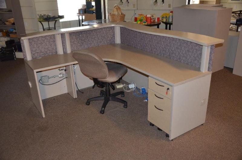 lot 4 image: Corner counter and desk 70&quotx82&quotx35&...