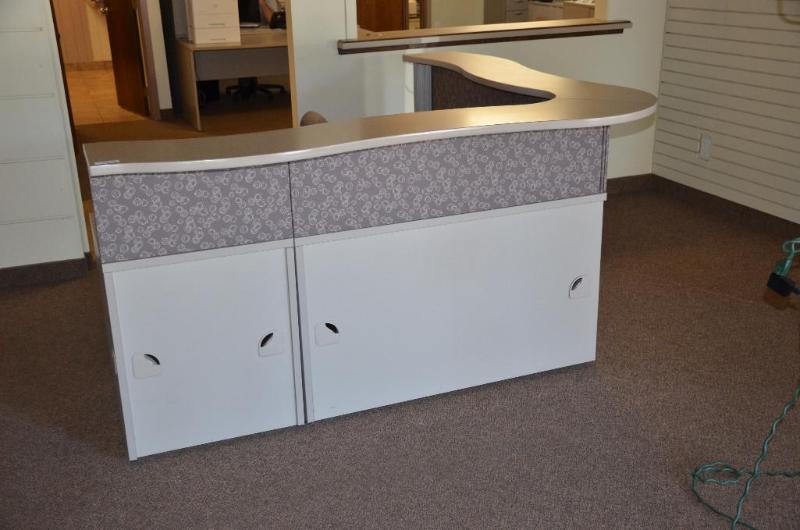 lot 5 image: Corner counter and desk 70&quotx82&quotx35&...