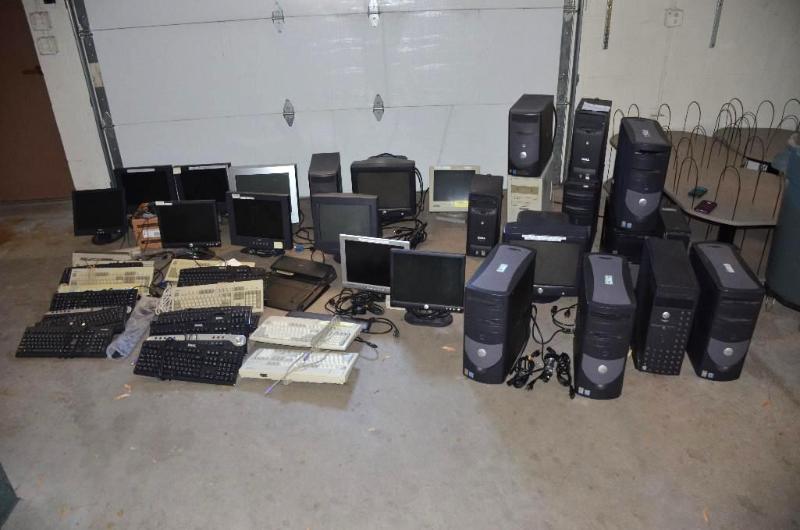 lot 65 image: Dell computers and monitors and mouse as pict...