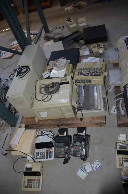 lot 67 image: Large lot of electronics - items2 Credit car...
