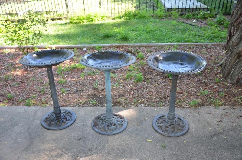 Three matching plastic&nbsp bird baths 30&qu...