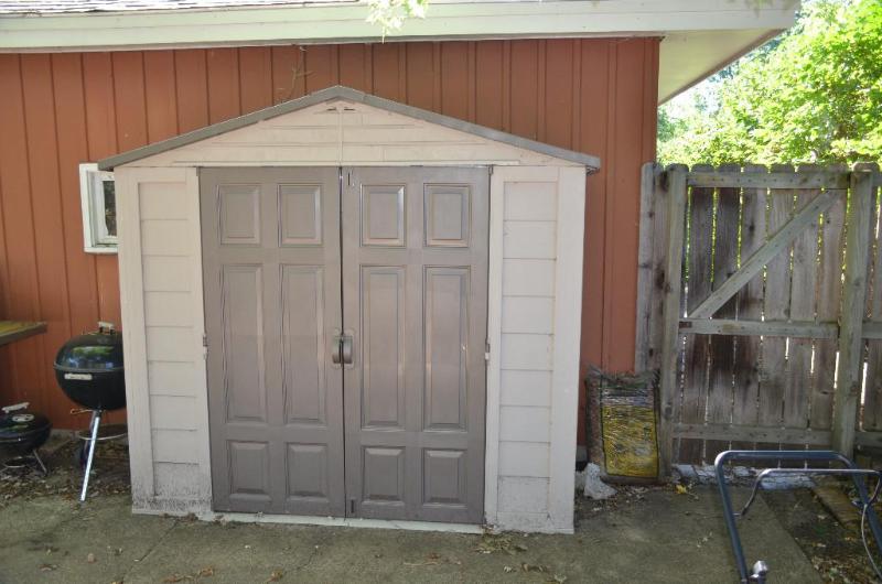 Suncast plastic garden shed 92x85x31&quot.&n...