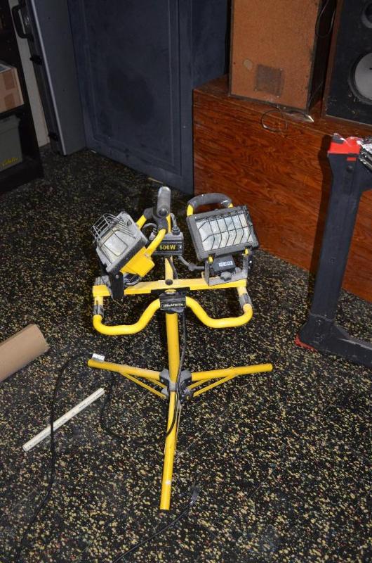 Work force halogen shop light. One bulb is bu...