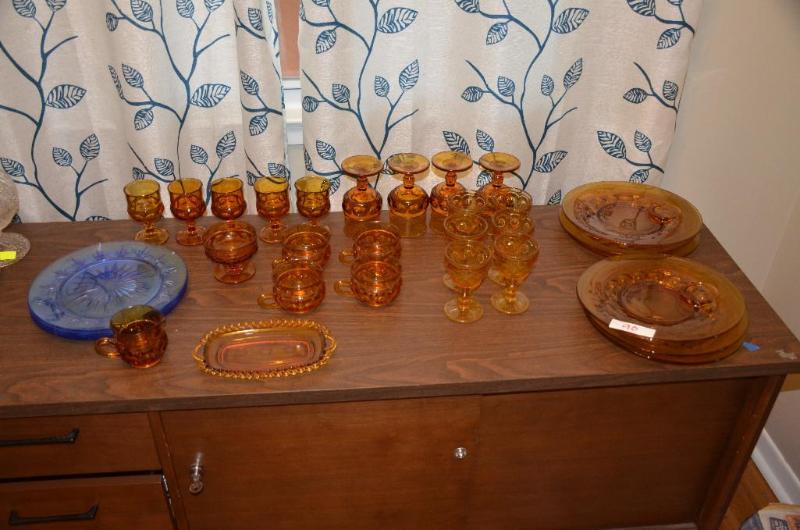 Yellow dish and cup set - 6 plates 10&quot d...