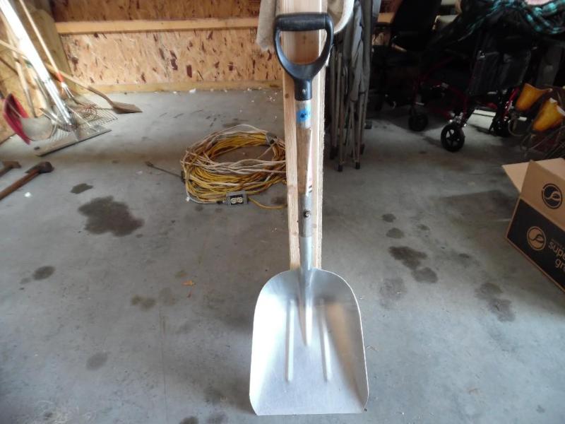 Scoop shovel