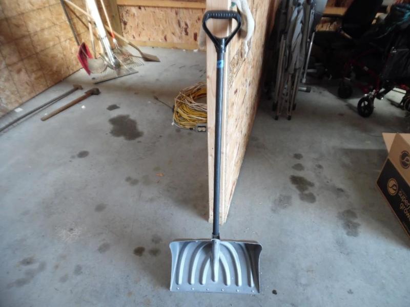 Snow shovel
