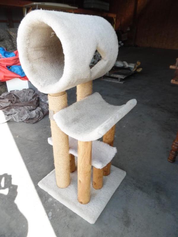 Cat Post
