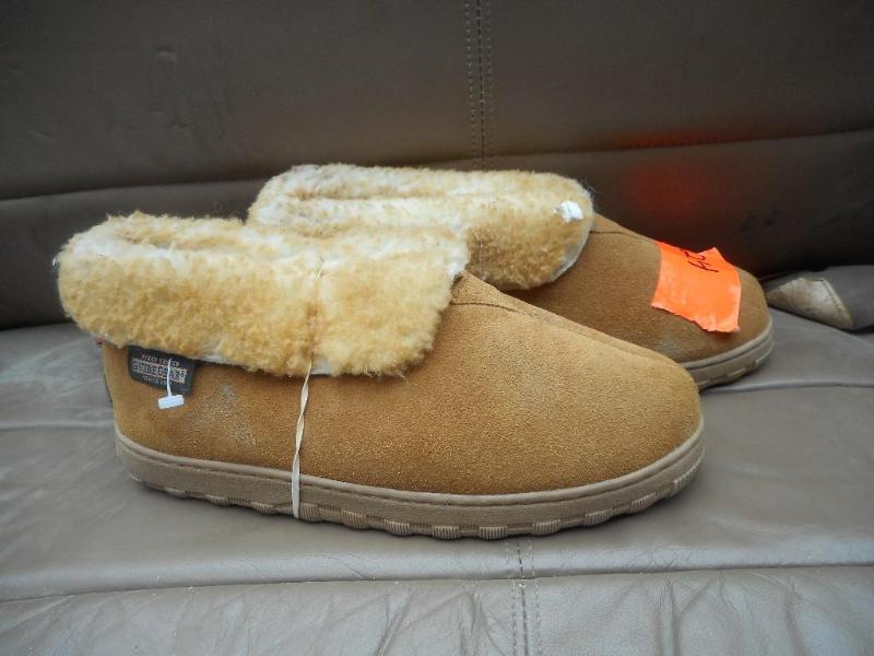 lot 24 image: Guide Gear Mens Bootie Slippers, Suede