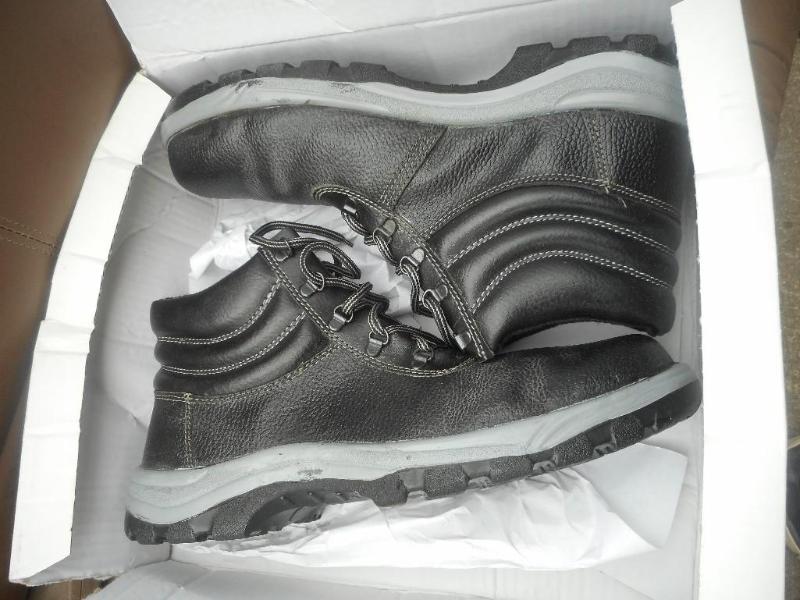 lot 33 image: Black Military Work Boot