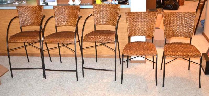 lot 14 image: Three wicker bar stools 18&quotx18&quotx37&...