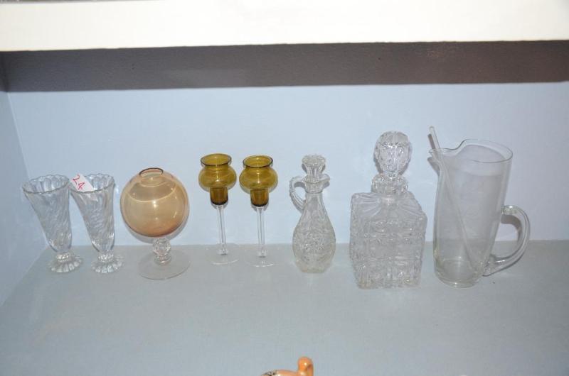 lot 24 image: 8 pieces of vintage glassware...