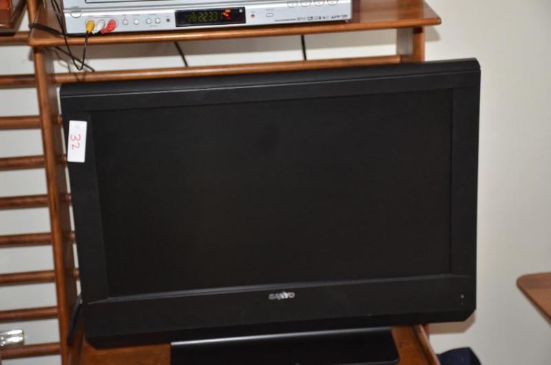 lot 32 image: Sanyo TV model DP26648 20&quotx26". P...