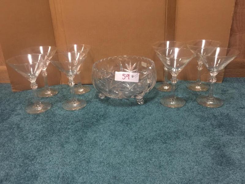 lot 59 image: Lot of glassware 8 martini glasses, and beve...