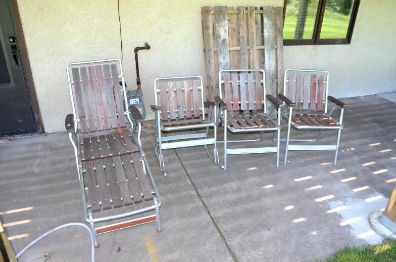 lot 67 image: Vintage 4 patio folding redwood chairs...