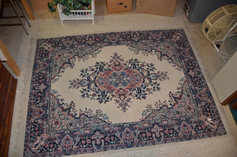 lot 68 image: Area rug 68&quotx89"...