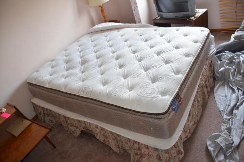 lot 7 image: Queen size bed frame.&nbspSimmons Beauty Sle...