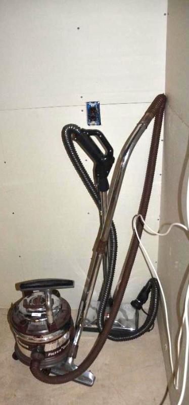 lot 75 image: Filter Queen vacuum cleaner. Powers up....