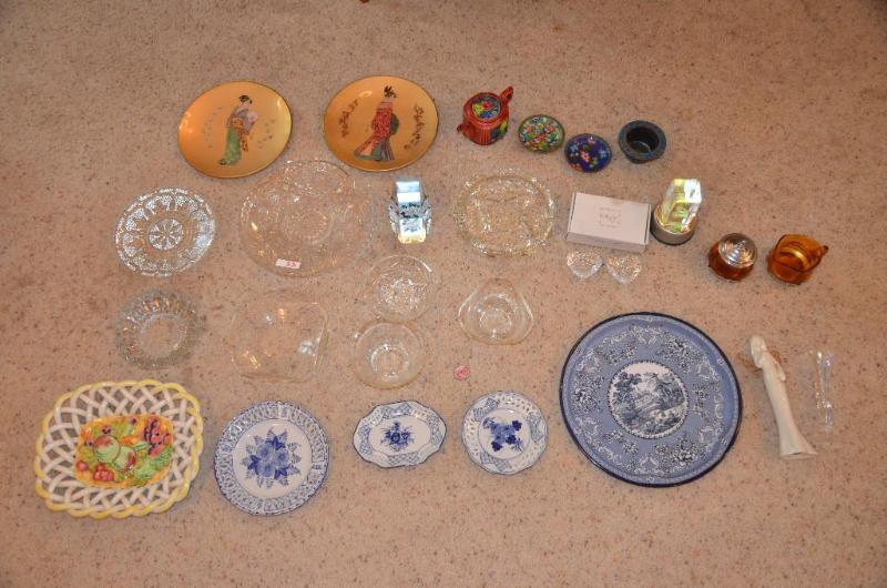 lot 88 image: Group of plates - Mikasa glass hearts and mor...