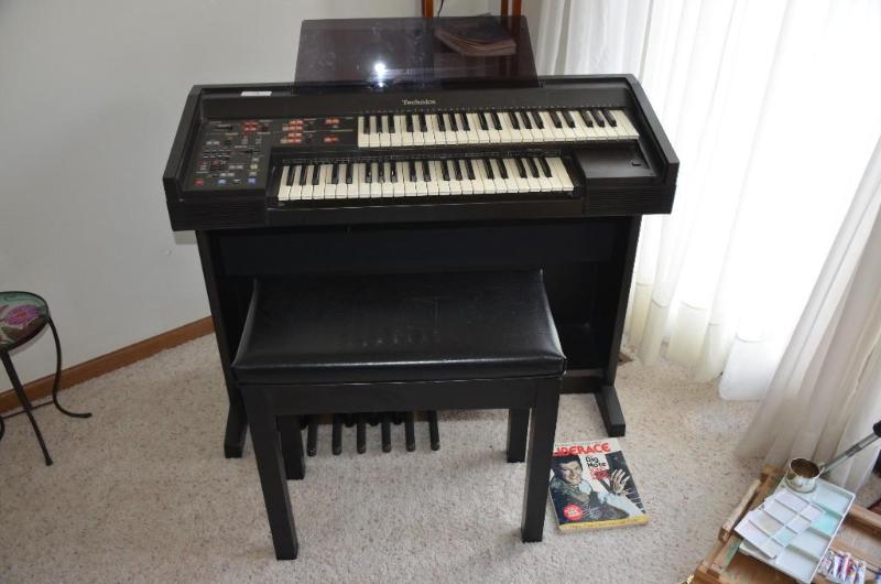 lot 9 image: Technics Model SX-EX10L Digital Keyboars. 41x...