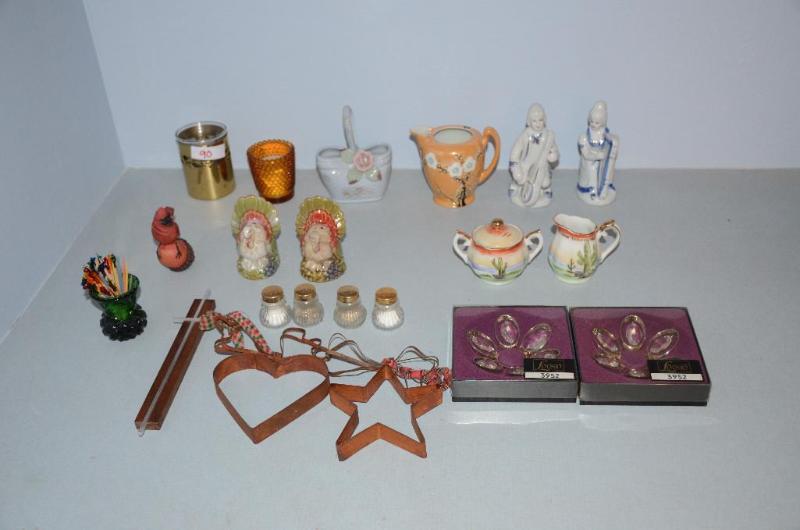 lot 90 image: Ceramic figurines 5" tall, salt & pe...