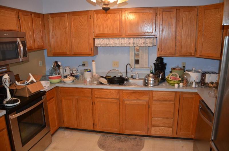 lot 98 image: Kitchen pots, pans, bowls, Pyrex, coffee make...