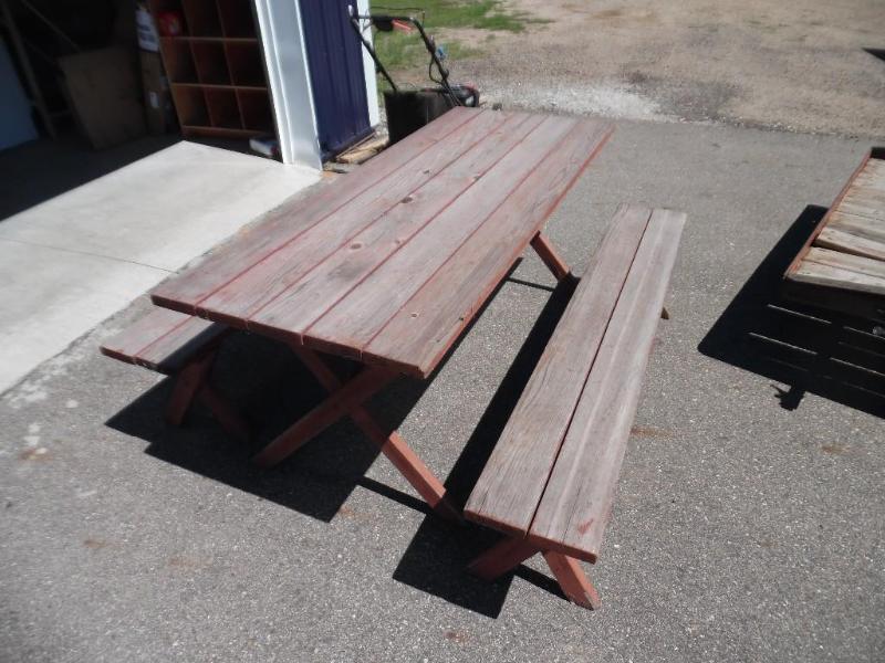Picnic table